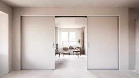 drzwi przesuwne w scianie z regipsu