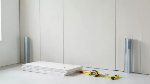 jak postawić ściankę działową z regipsu