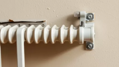 Jak zamontować grzejnik na ścianie z regipsu