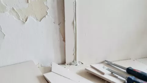 klejenie regipsów na ścianę cena